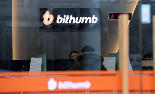 암호화폐 거래소들과 제휴를 맺은 은행들의 수수료 수입이 크게 늘어났다. <연합뉴스>